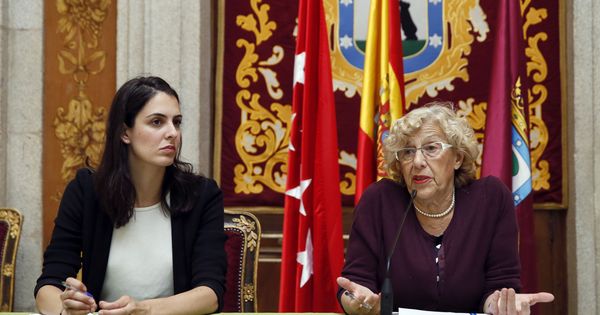 Foto: La alcaldesa de Madrid, Manuela Carmena, junto a la portavoz municipal, Rita Maestre. (EFE)