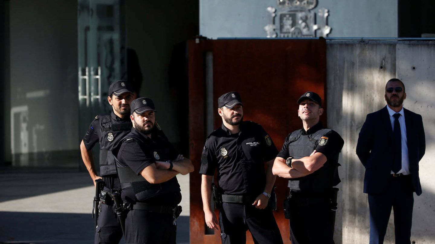 El Ministerio del Interior ha desplegado un dispositivo policial sin precedentes, con un perímetro de 200 metros en torno a la Audiencia Nacional. (EFE)