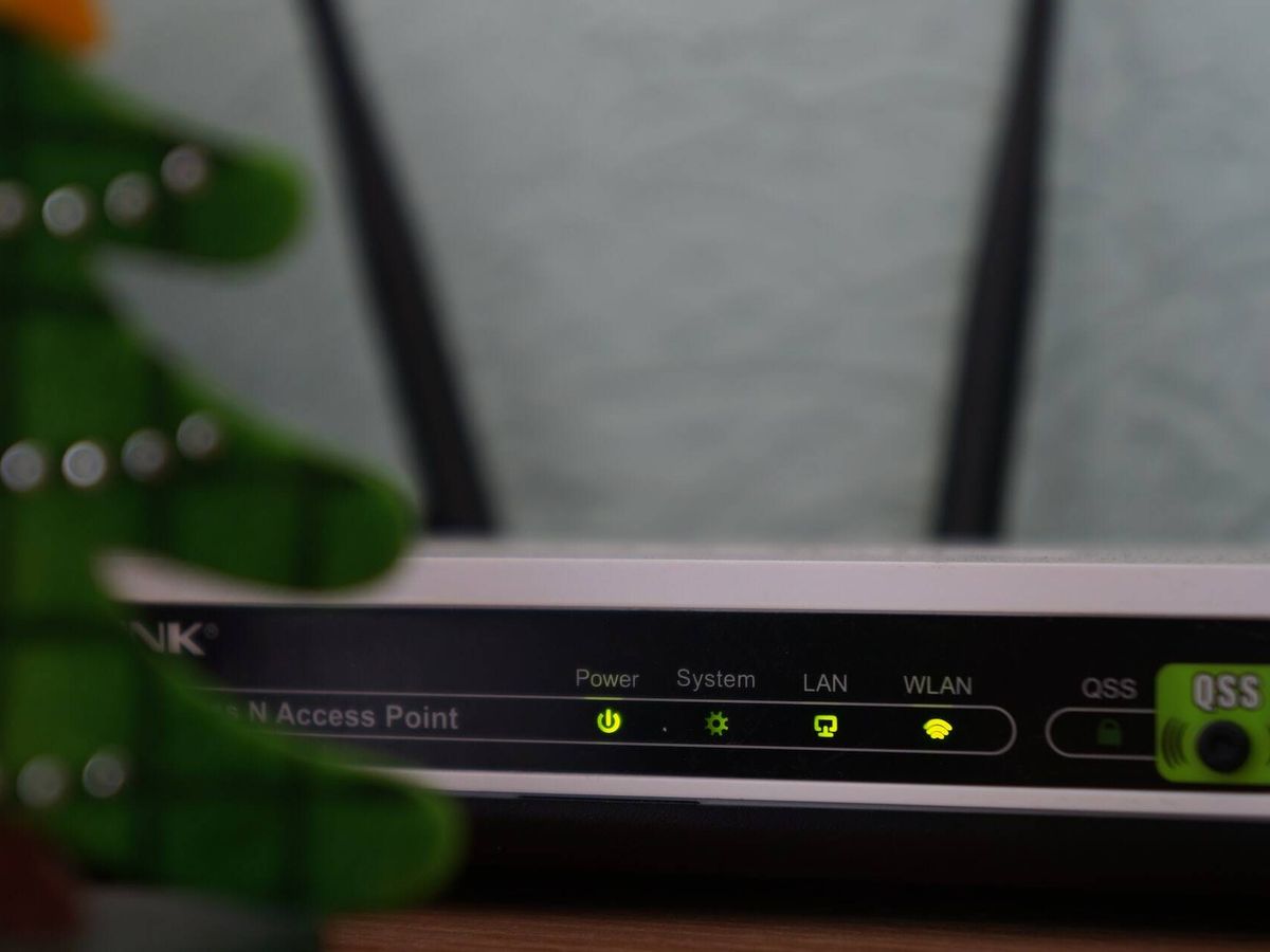 Foto: Cada router tiene una configuración diferente, pero basta con mirar un poco y encontrar la opción para aumentar la potencia de la señal (Misha Feshchak para Unsplash)