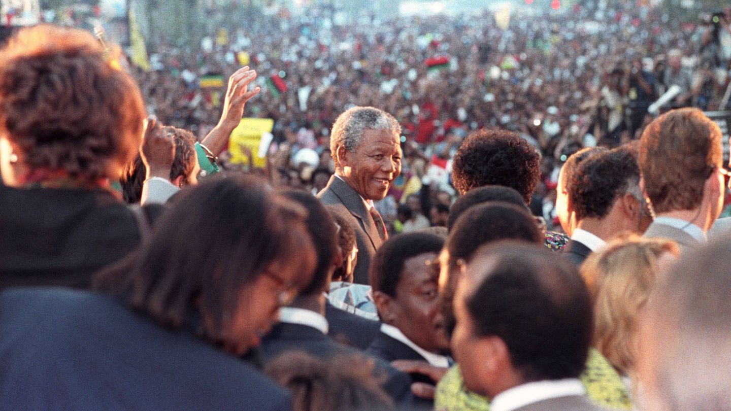 Nelson Mandela saluda a miles de seguidores en Harlem, Nueva York, el 21 de junio de 1990. (Reuters) 