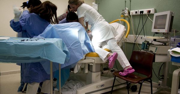 Foto: Doctores y enfermeras durante un parto en un hospital portugués en 2014. (EFE)