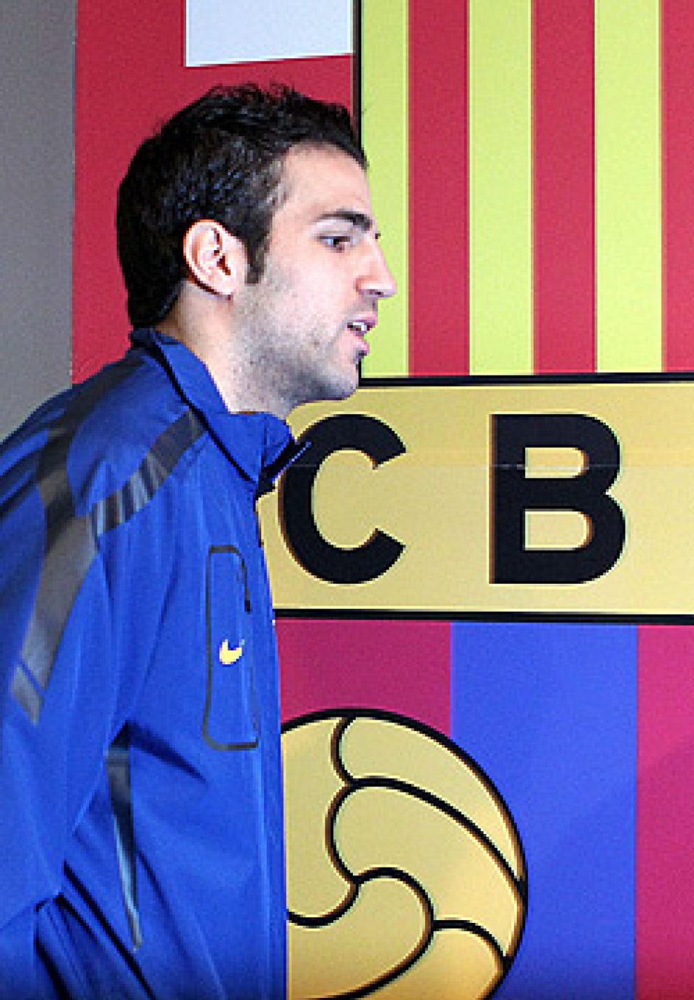 Foto: Los jugadores del Barcelona ya dan la bienvenida a Cesc Fábregas