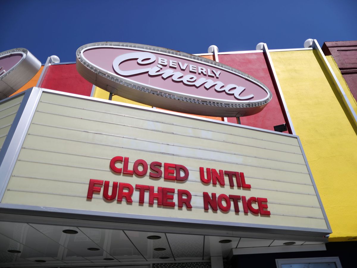 Foto: Un cine cerrado en Los Ángeles. (Reuters)