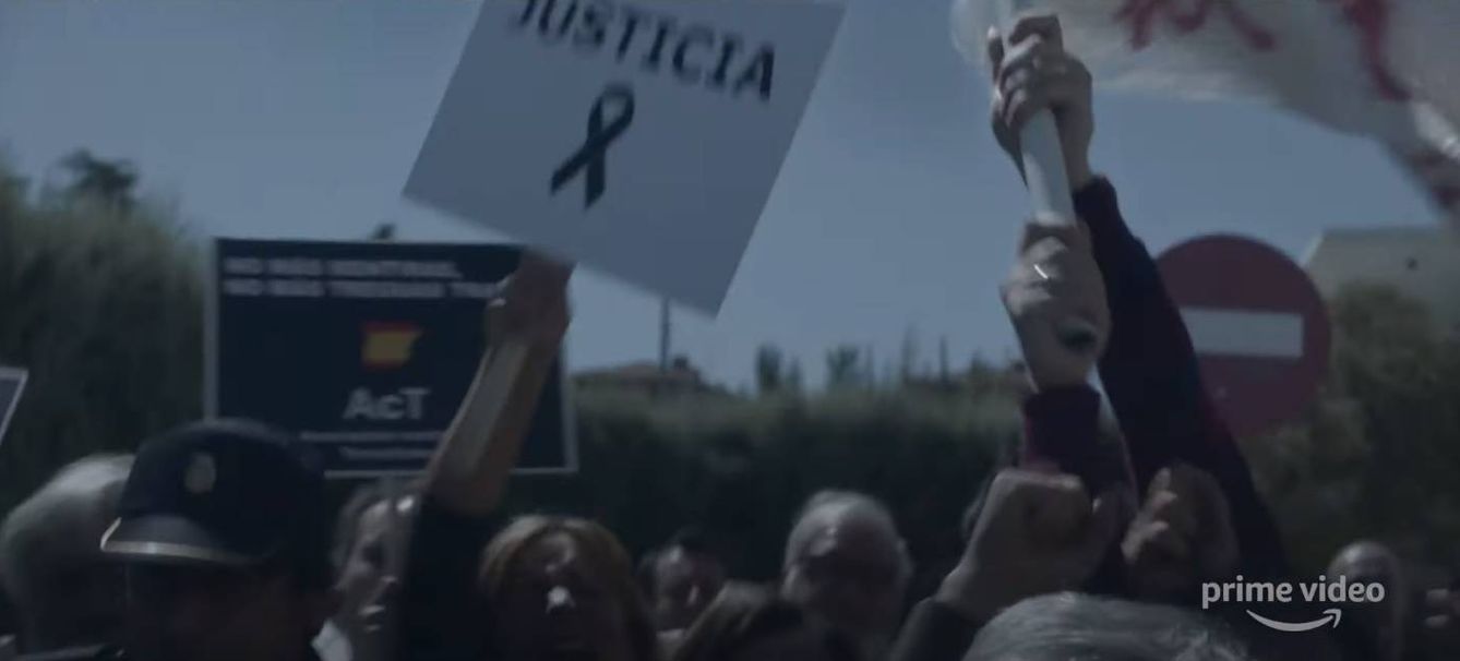 Escena de una protesta ciudadana en la serie 'Parot'. (Amazon Prime Video)