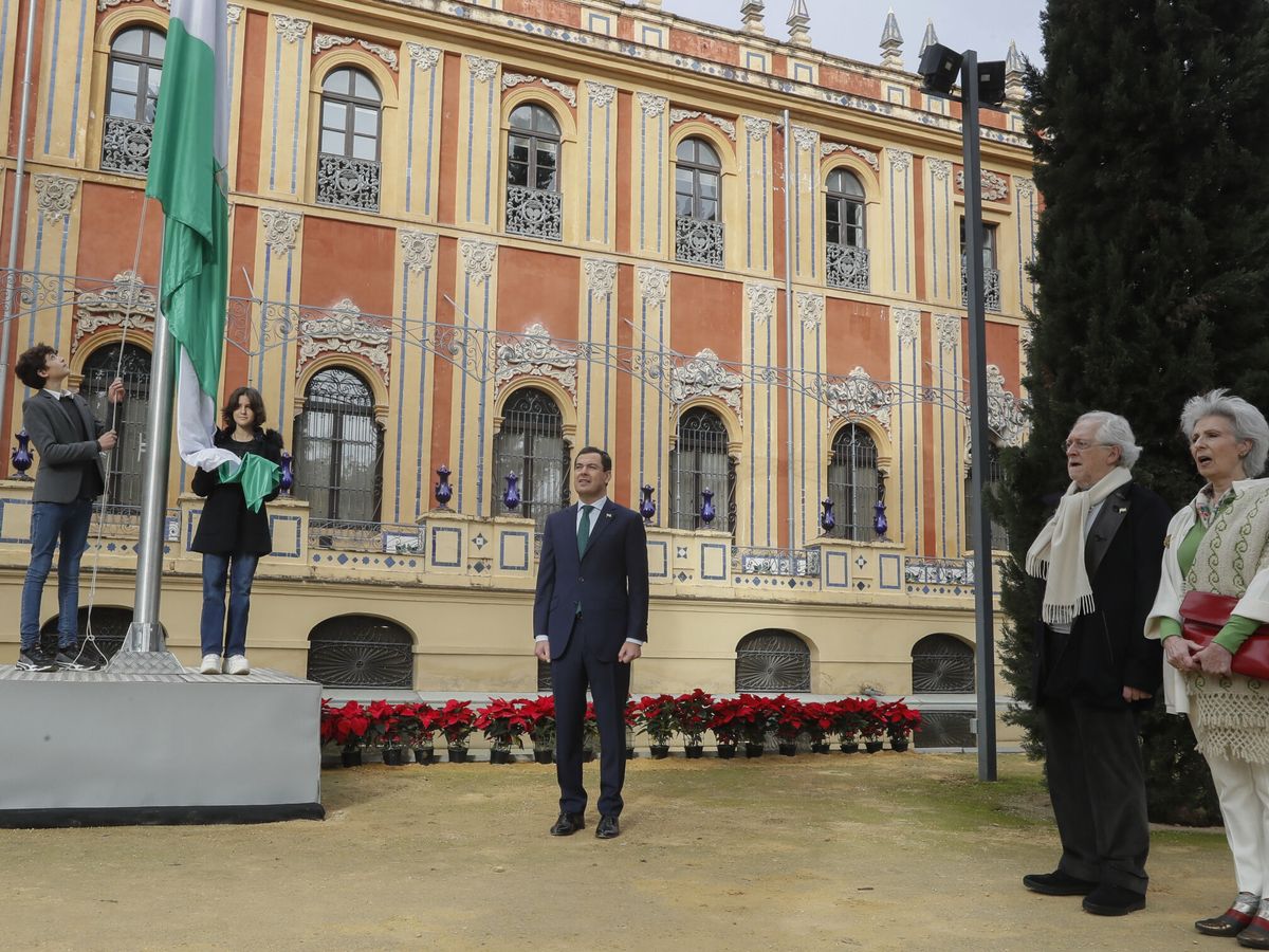Foto: El presidente de la Junta de Andalucía, Juanma Moreno, durante el izado de bandera celebrado este domingo. (EFE/José Manuel Vidal) 