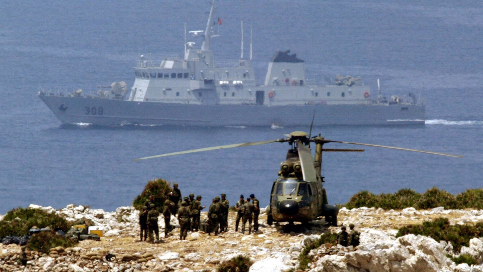 Foto: Una imagen del islote en el momento del enfrentamiento (EFE)