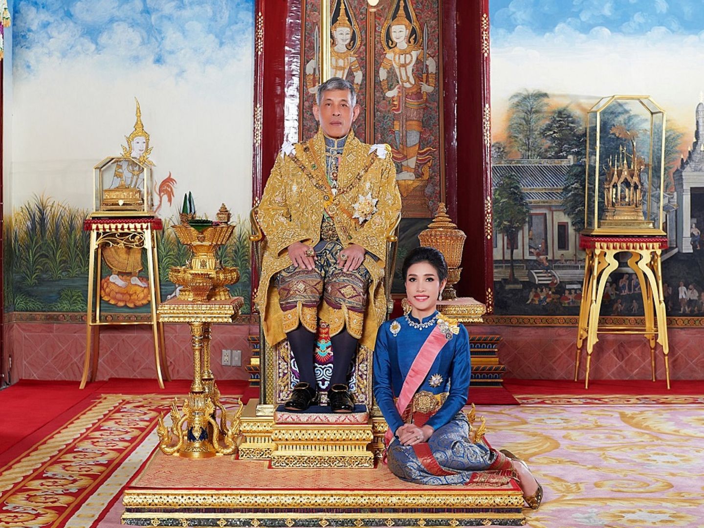 El rey, con su consorte, Sineenat Wongvajirapakdi. (Reuters)