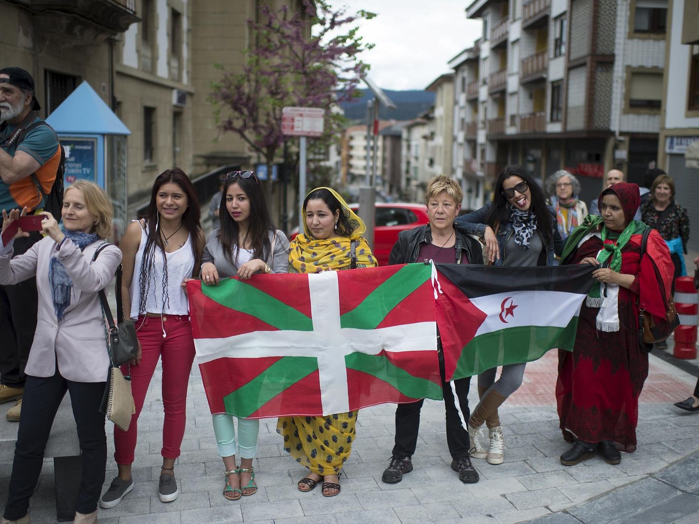 Mujeres sostienen una ikurriña y una bandera saharaui durante el 78º aniversario del bombardeo de Guernica (Reuters)