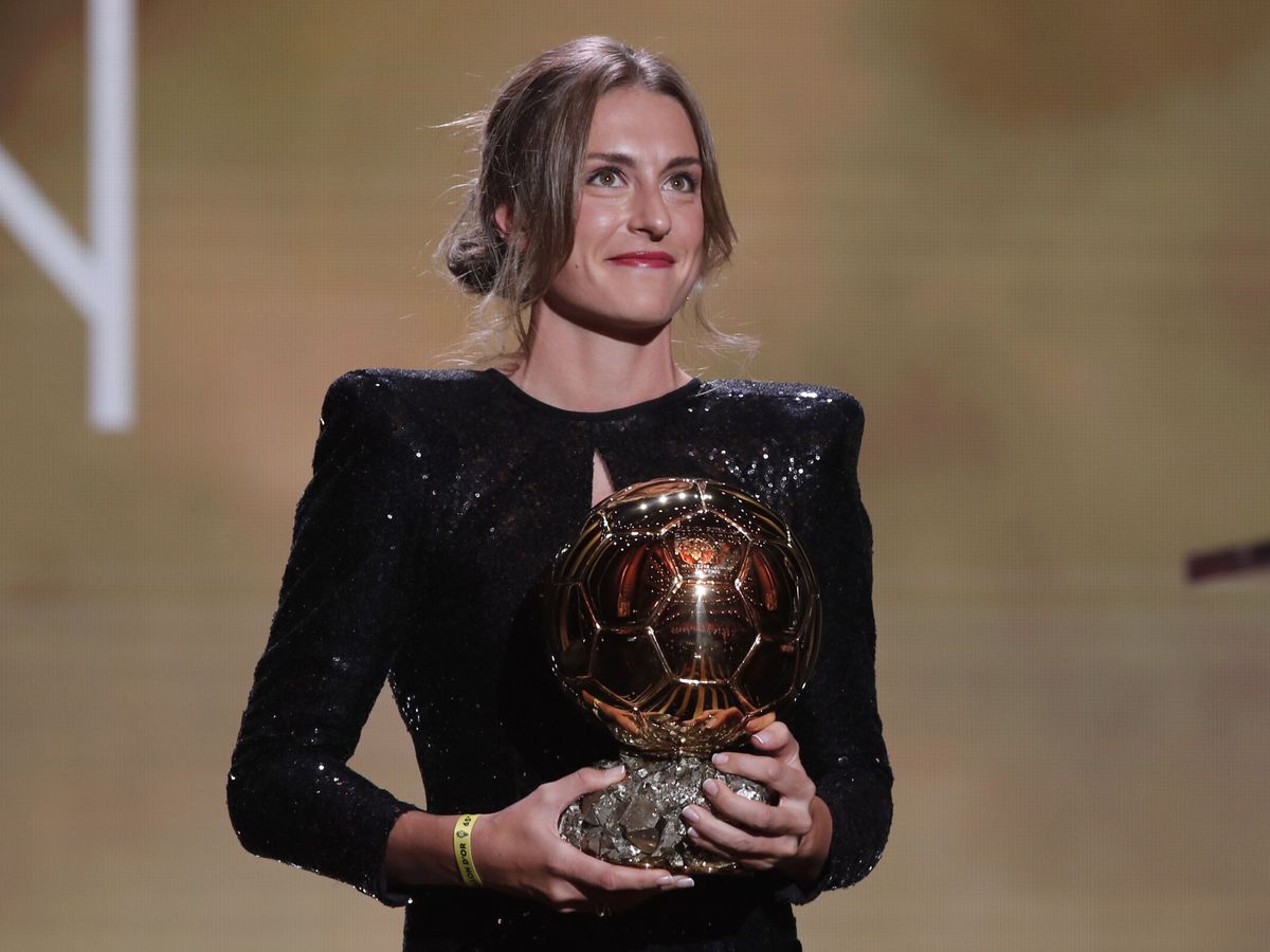 Foto: La española recibe el trofeo en París. (Reuters/Benoit Tessier)