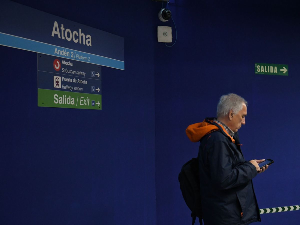 Foto: Esta es la forma correcta de llevar la tarjeta de transporte público de Madrid en el móvil. (Fernando Sánchez / Europa Press)