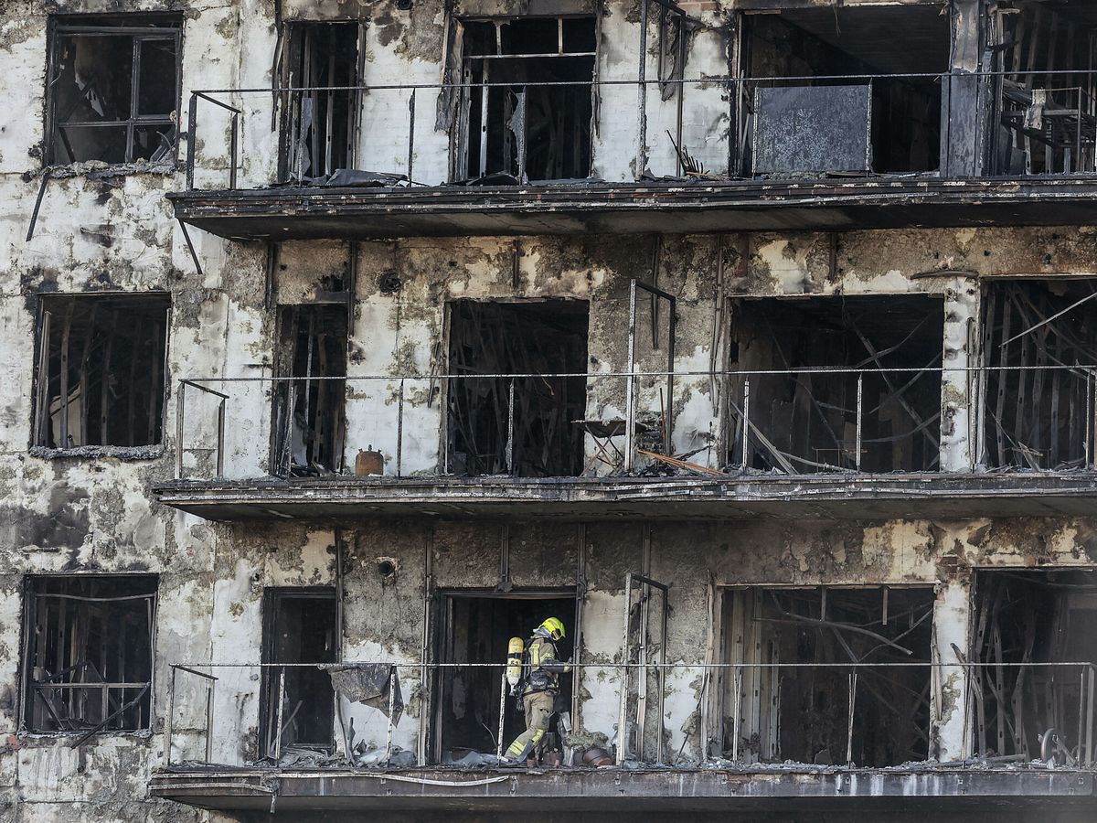 Foto: La Policía Científica localiza a un décimo fallecido en el incendio del edificio de Valencia (Foto: Rober Solsona/Europa Press)