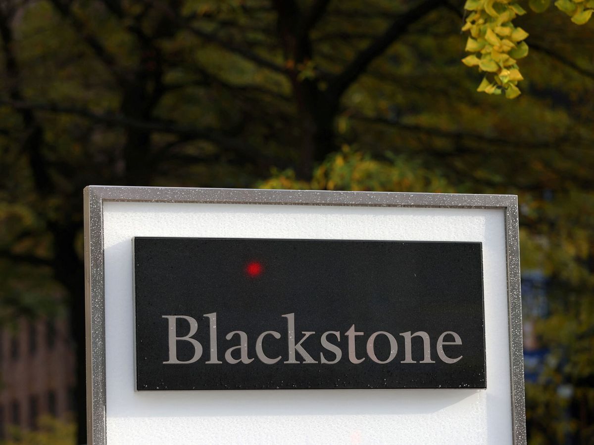 Foto: Cartel fuera de la sede de Blackstone en Nueva York. (Reuters/Andrew Kelly)