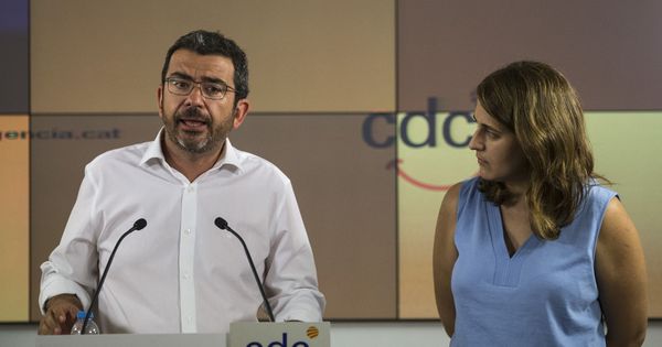Foto: El coordinador de Régimen Interno y Comunicación de CDC Francesc Sánchez, acompañado de la portavoz, Marta Pascal. (EFE)