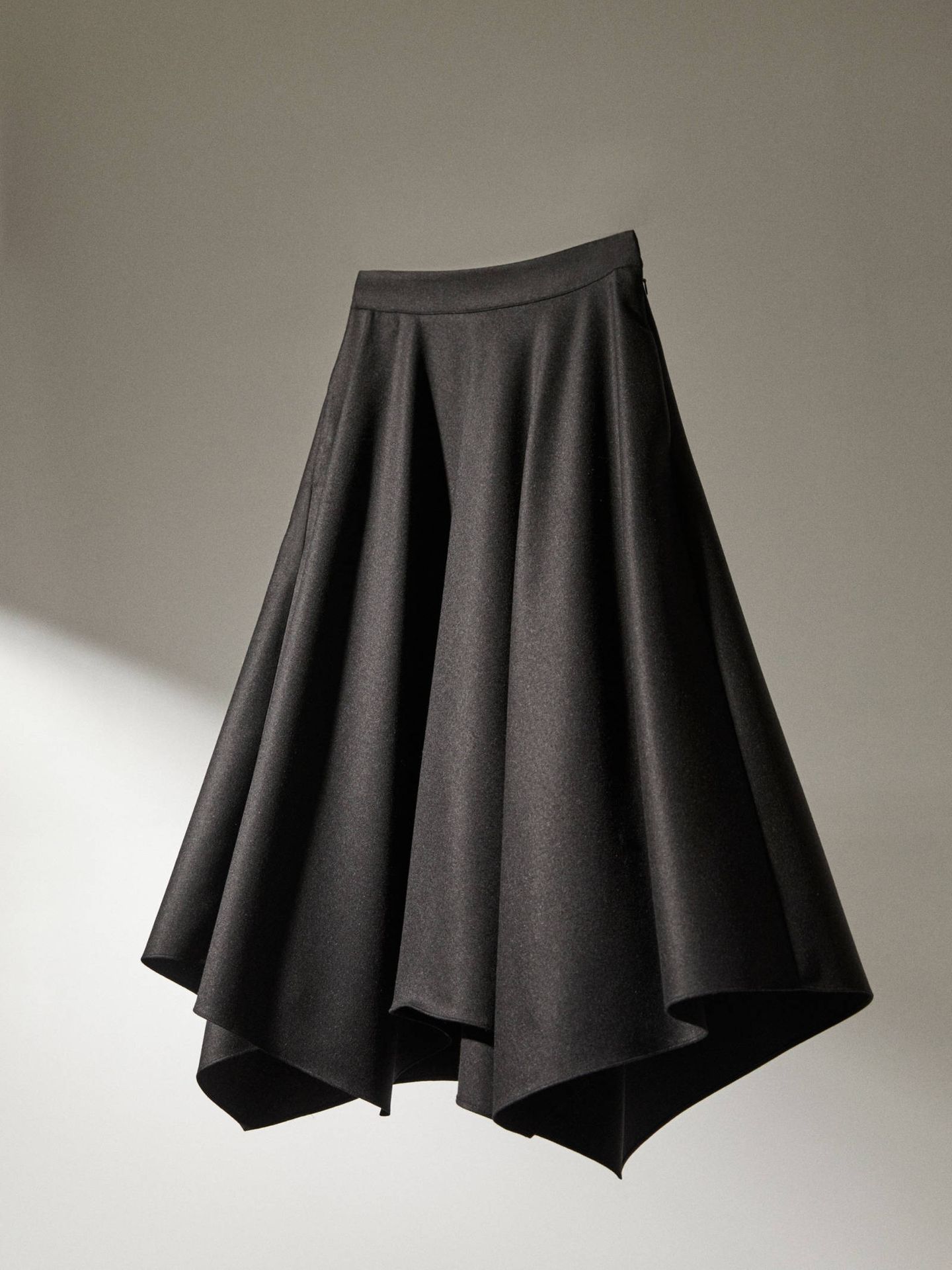 Encontramos el jersey perfecto para esta falda de Massimo Dutti. (Cortesía)