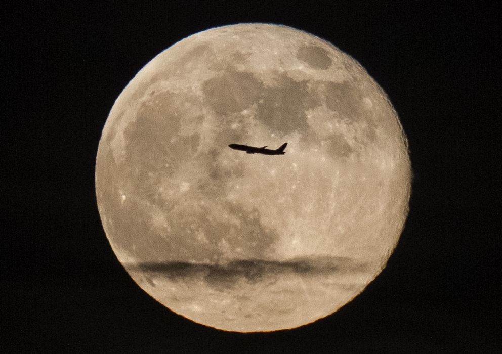 Foto: Un avión pasa enfrente de la "superluna" del 23 de junio de 2013. (Reuters)