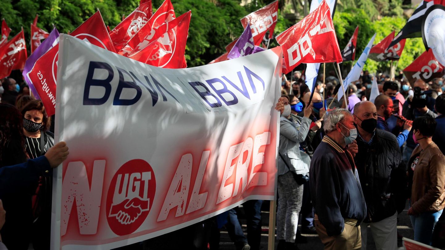 Concentración de trabajadores del BBVA contra el ERE de 2021. (EFE/Fernando Alvarado)