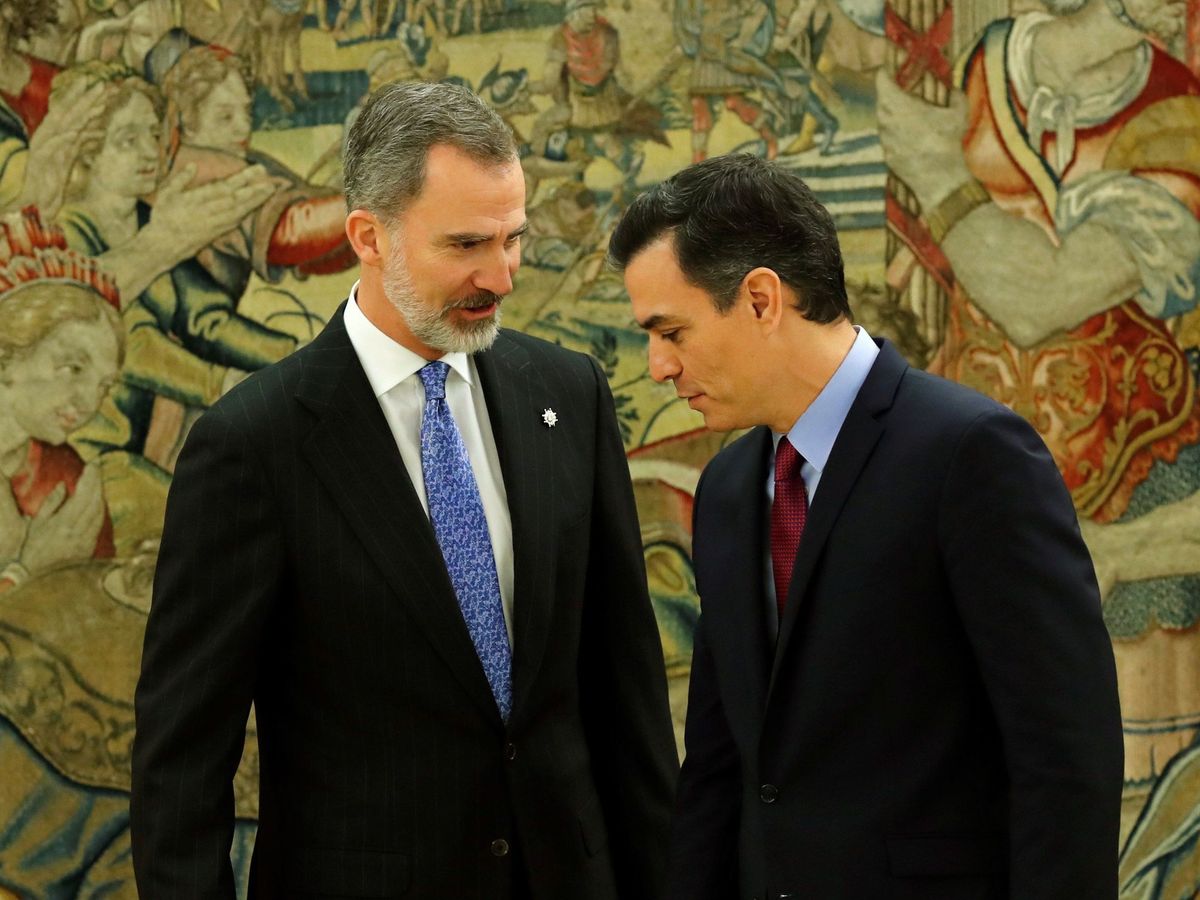 Foto: Pedro Sánchez charla con el Rey tras prometer su cargo como presidente del Gobierno, este 8 de enero en la Zarzuela. (EFE)