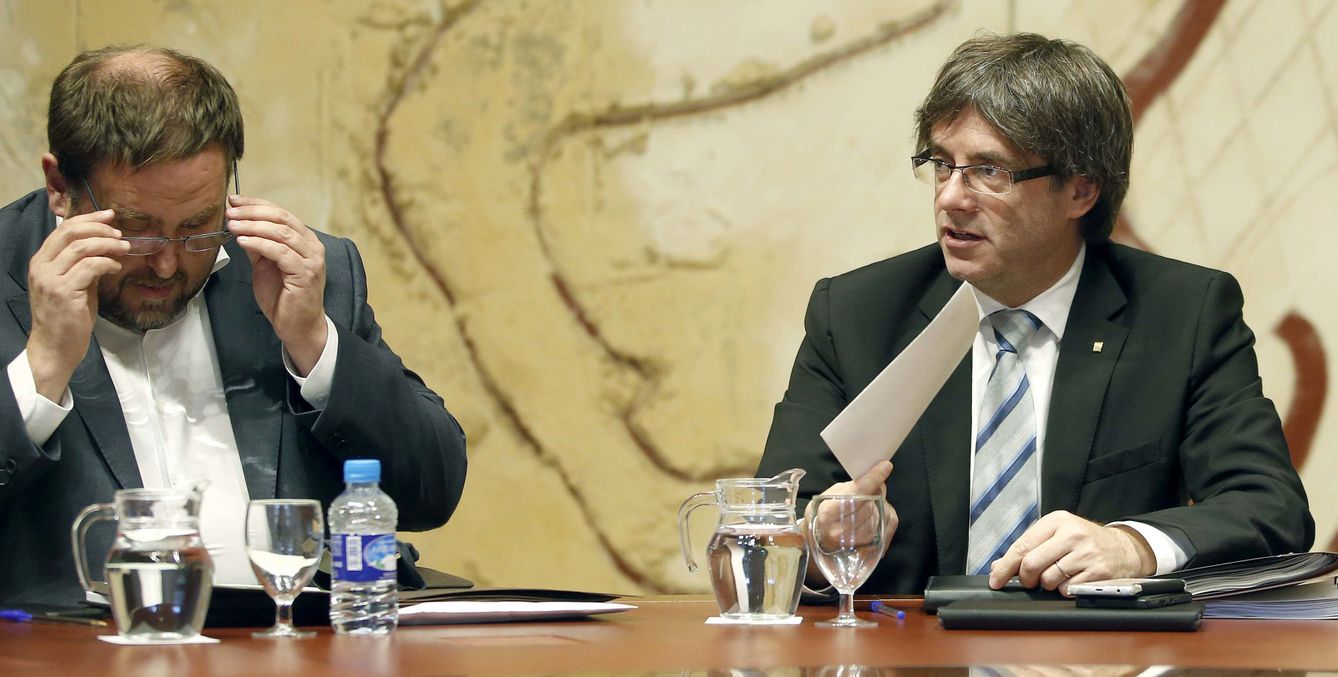 Carles Puigdemont, y su vicepresidente, Oriol Junqueras. (EFE)