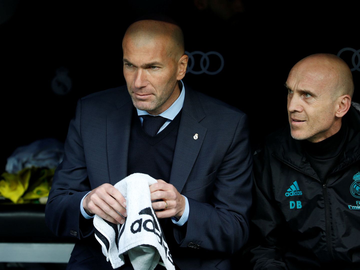 Zidane, junto a su ayudante Belloni, durante el partido de Liga contra el Sevilla. (Reuters) 
