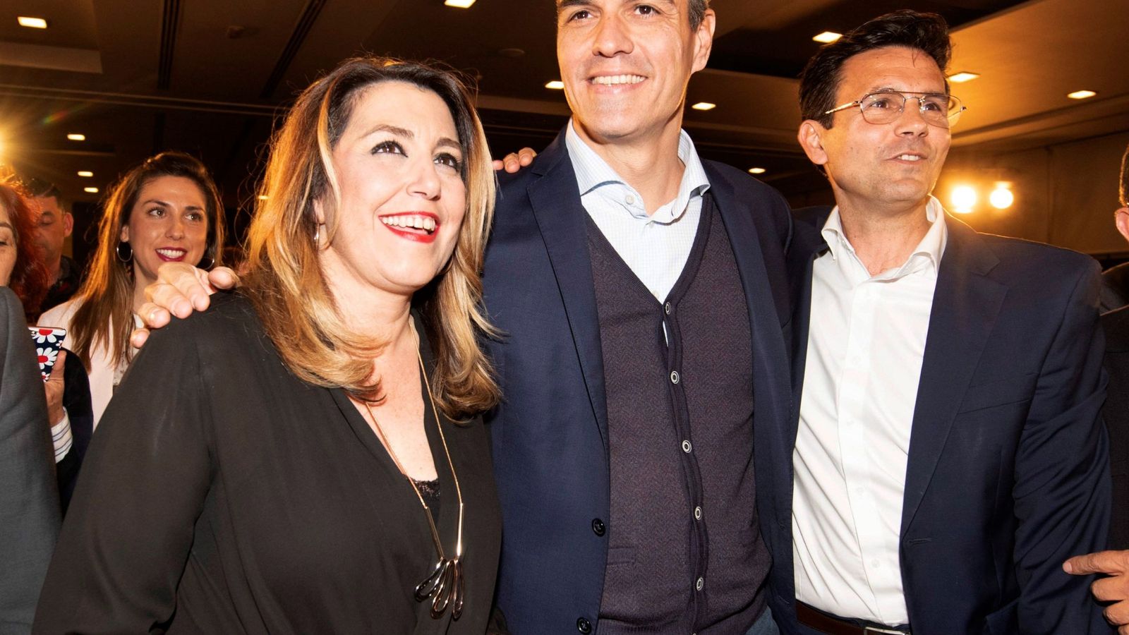 Foto: Pedro Sánchez, con la expresidenta de la Junta, Susana Díaz, y el alcalde de Granada, Paco Cuenca, este lunes en la ciudad andaluza. (EFE)