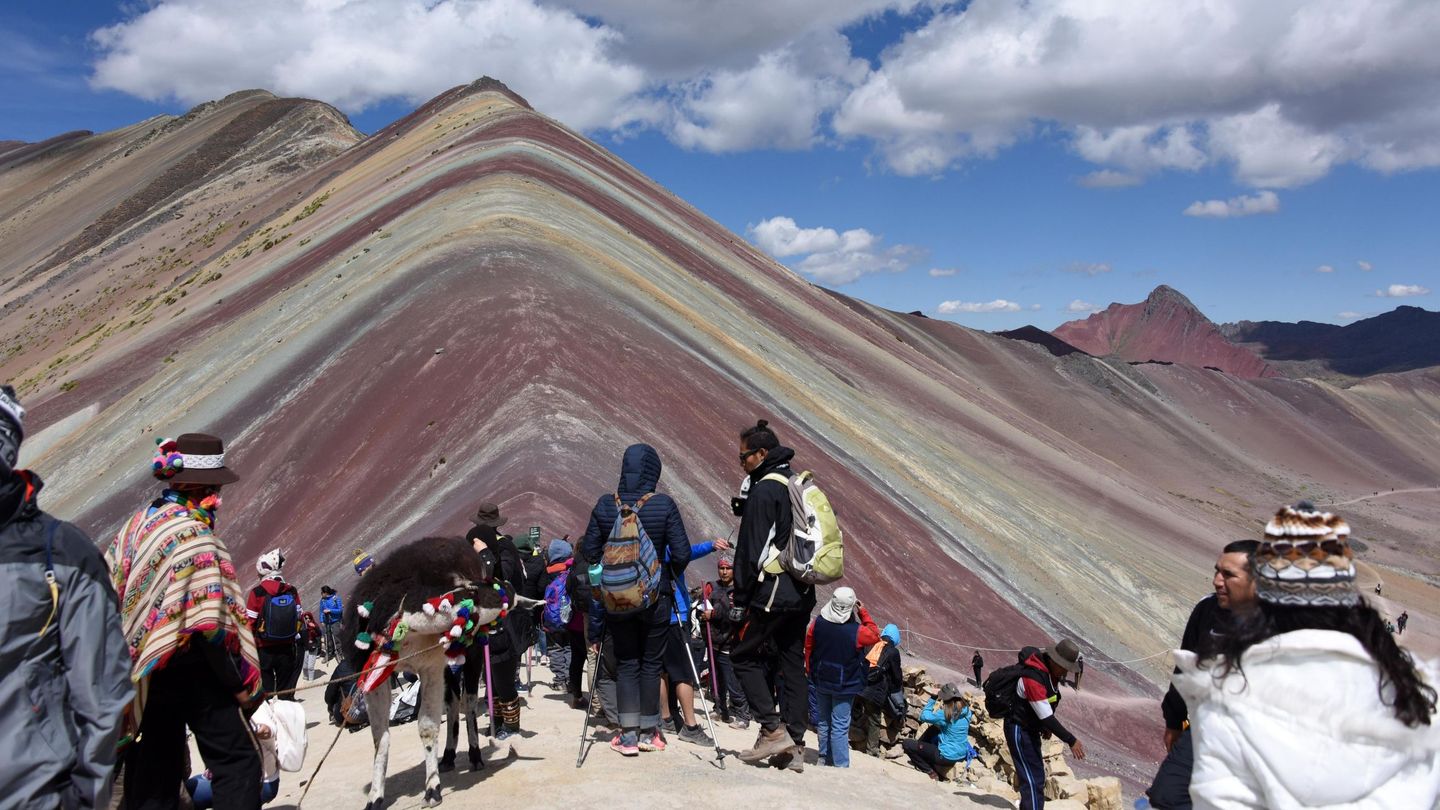 La famosa y turística montaña de los siete colores, en los Andes de Perú, cuyo nombre original es Vinicunca. (EFE)