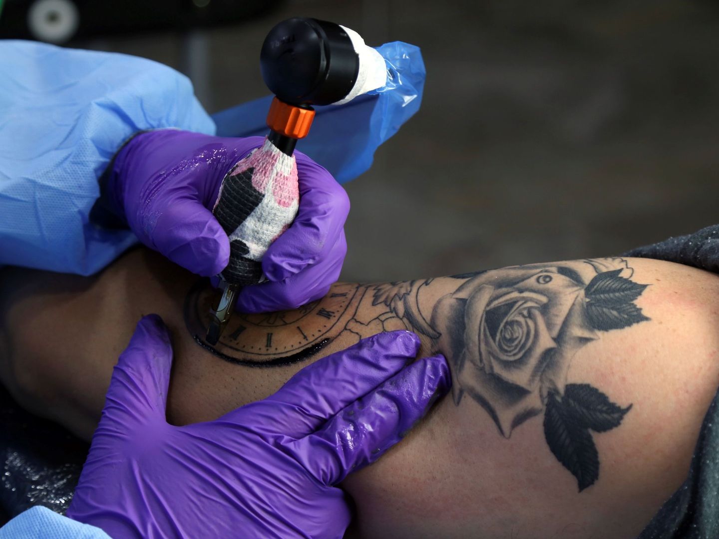 Un cliente haciéndose un tatuaje en una tienda de tatuajes. Foto: EFE  Pepe Torres