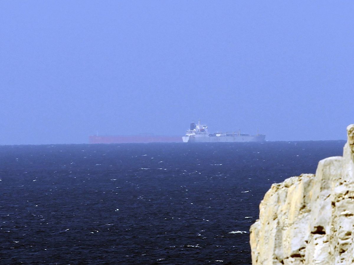 Foto: Un petrolero cruza el Estrecho de Ormuz, en Omán. (EFE/Ali Haider)