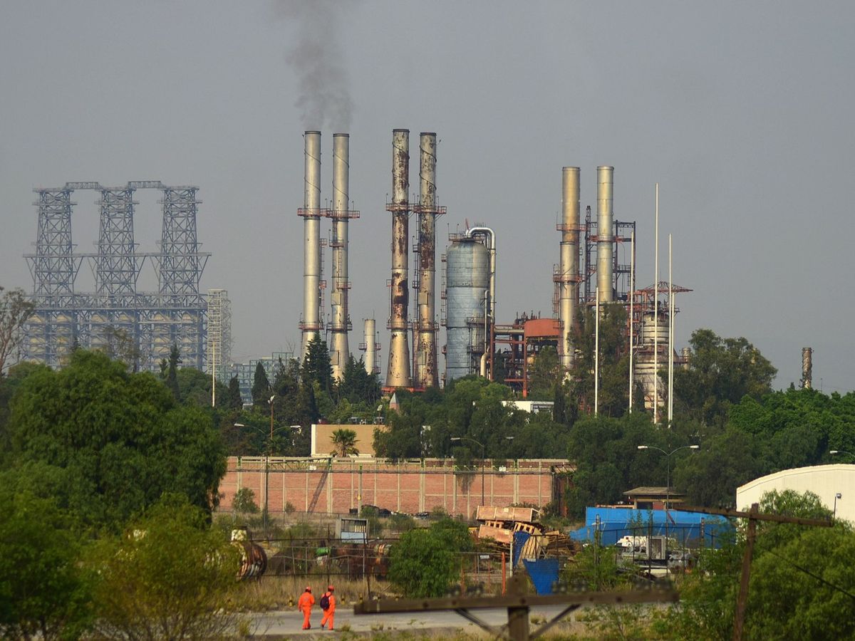 Foto: Alta contaminación de la planta de Tula (México) agrava la amenaza para la salud. (EFE)