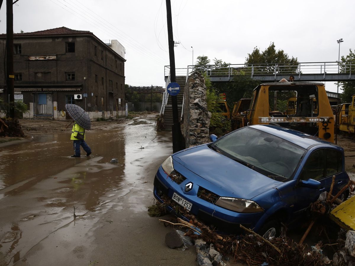 Foto: Las terribles imágenes que deja el paso de la DANA por Grecia: inundaciones extremas en cuestión de minutos (EFE/EPA/YANNIS KOLESIDIS)