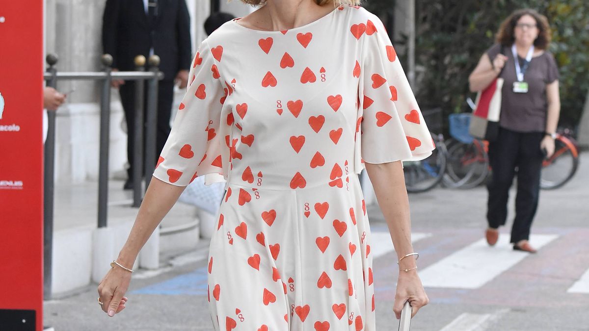 Naomi Watts ha paseado por Venecia con el perfecto look de 'reina de corazones' 
