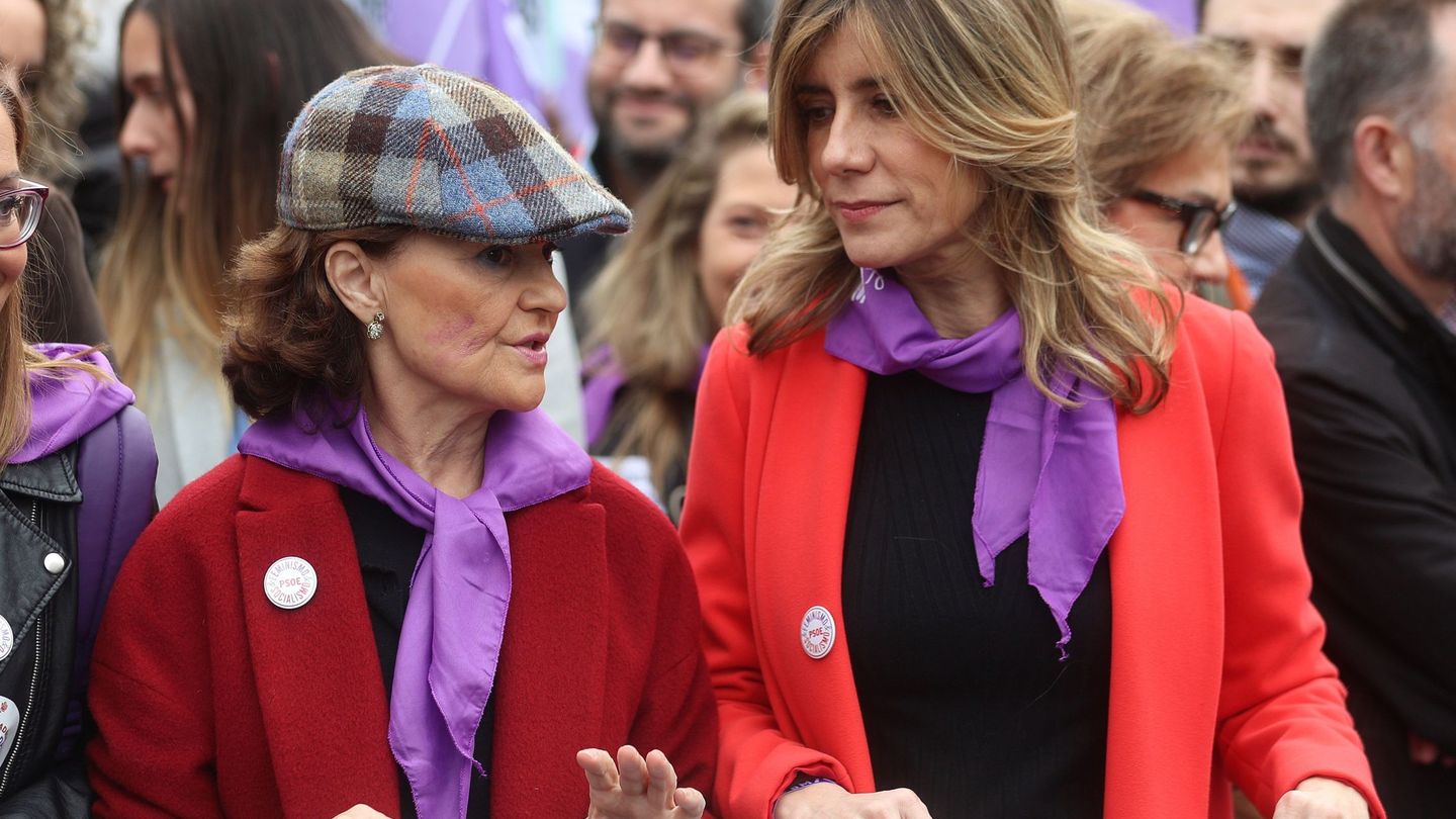 Begoña Gómez y la vicepresidenta Carmen Calvo, en la manifestación por el Día de la Mujer. (EFE)