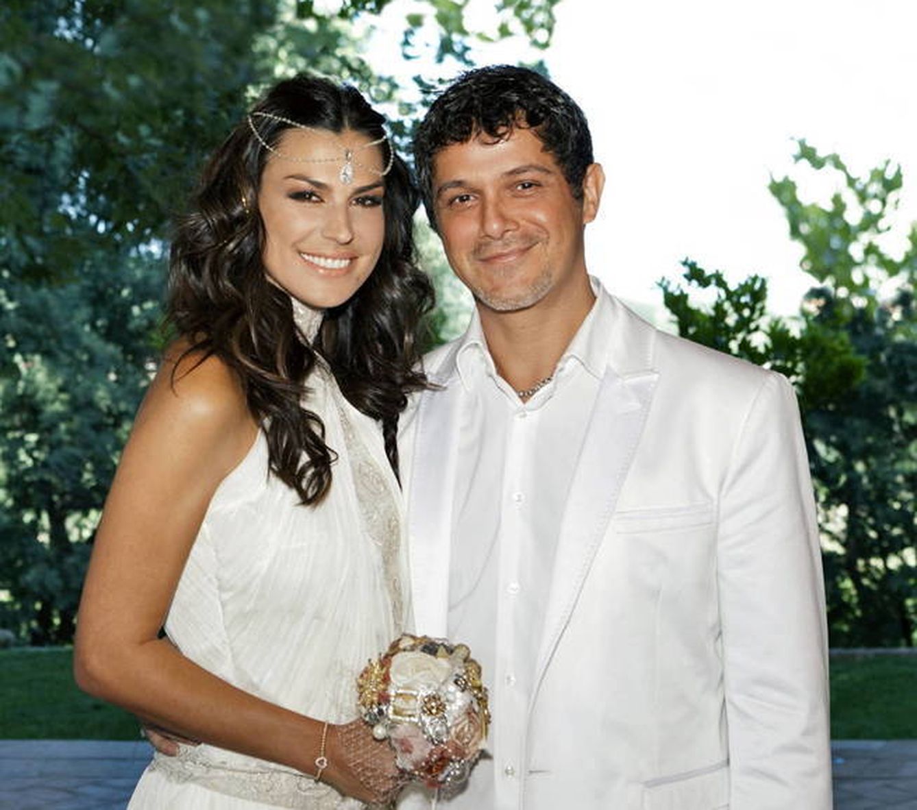 Raquel Perera y Alejandro Sanz, en una foto de su boda en Jarandilla. (Redes sociales)