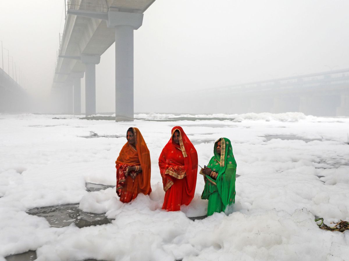 Foto: Mujeres hindúes adoran al dios Sol en las aguas contaminadas del río Yamuna durante el Chatt Puja en Nueva Delhi ayer, 3 de noviembre. (Reuters)