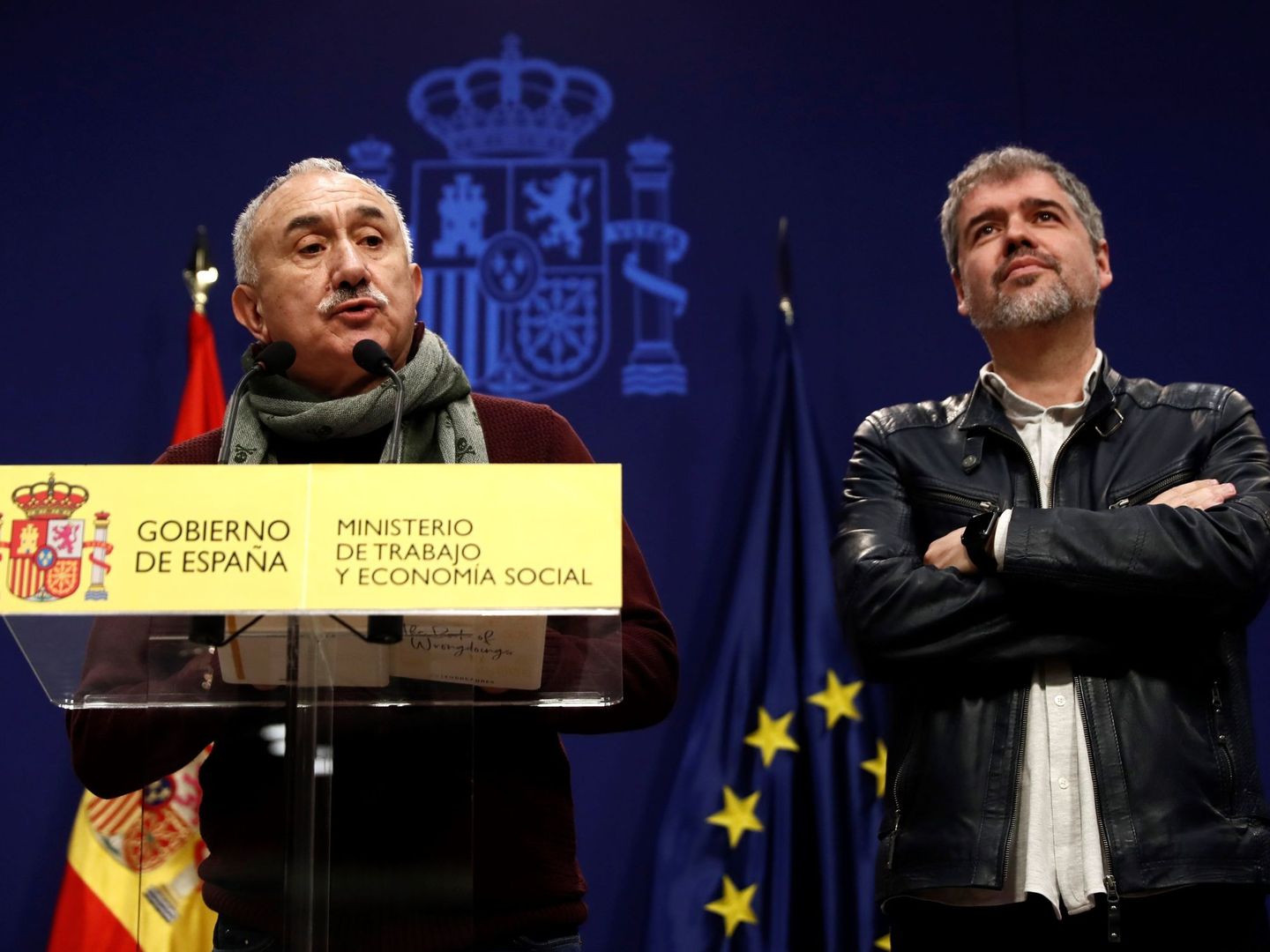 Los representantes de CCOO, Unai Sordo (d), y de UGT, Pepe Álvarez, tras el acuerdo. (EFE)