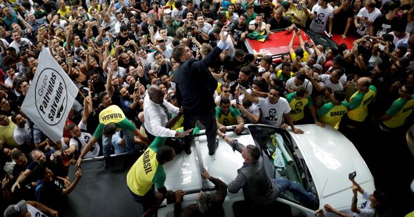 Foto: Jair Bolsonaro saluda a simpatizantes durante un mitin en Salvador cuando aún era candidato a la presidencia. (Reuters) 