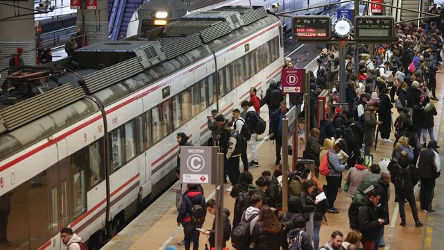 Varias personas esperan la llegada de su tren en la estación de Atocha durante la huelga. (EFE/JP Gandul)