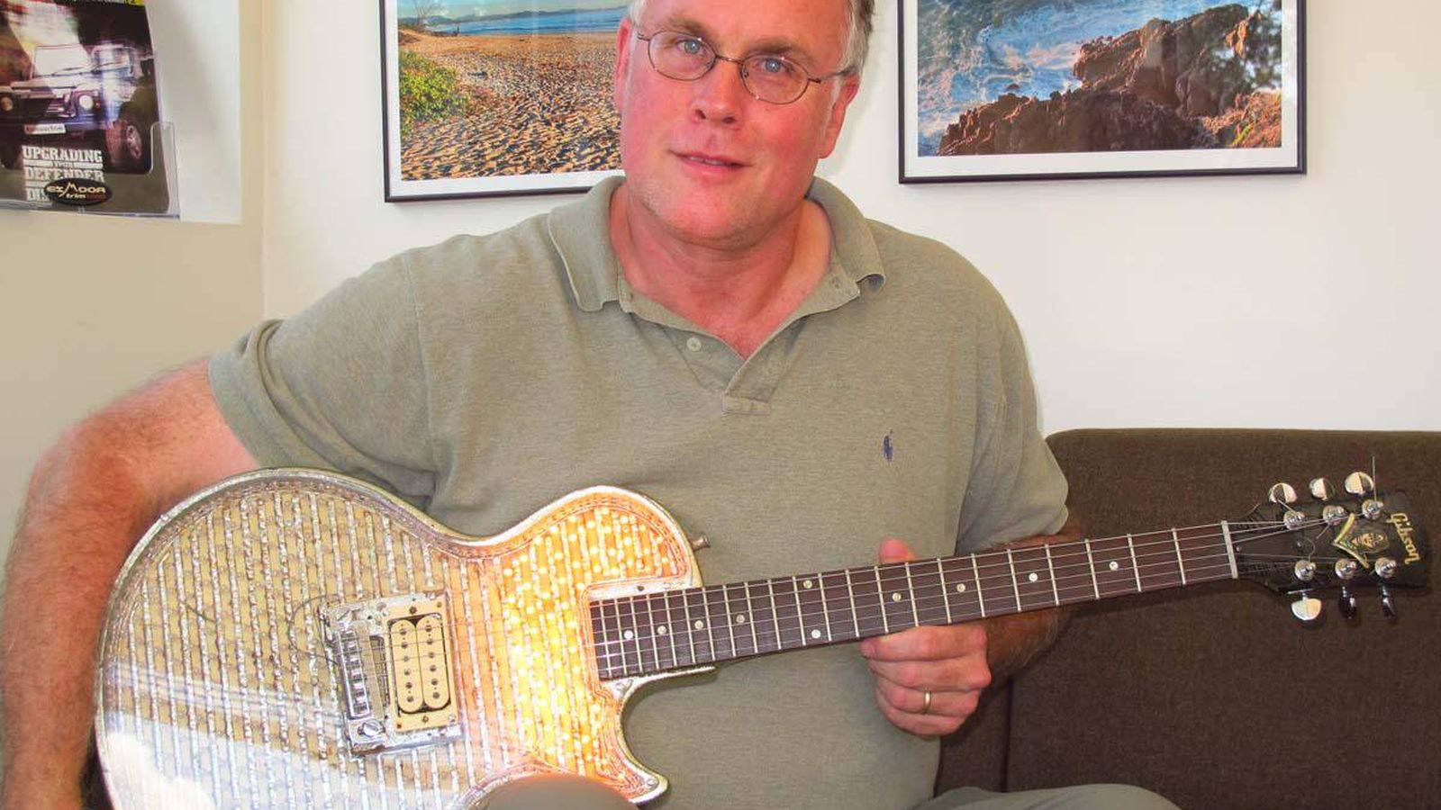 Foto: Robison en 2015 sujetando una de las guitarras restauradas que utilizó Kiss a finales de los 70. (Twitter)