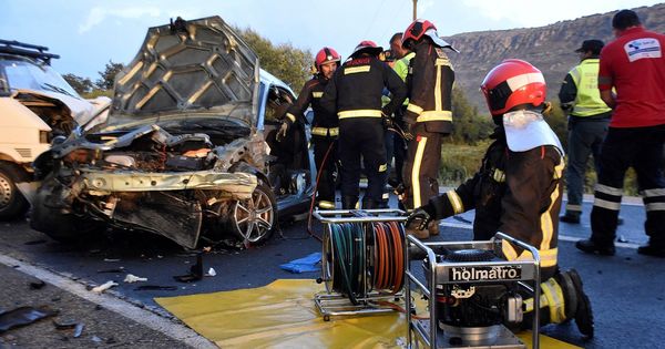 Foto: Los bomberos trabajan tras un accidente. (EFE)