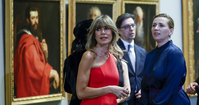 Begoña Gómez recibe a los invitados a la cena en el Museo del Prado. (EFE/Chema Moya) 