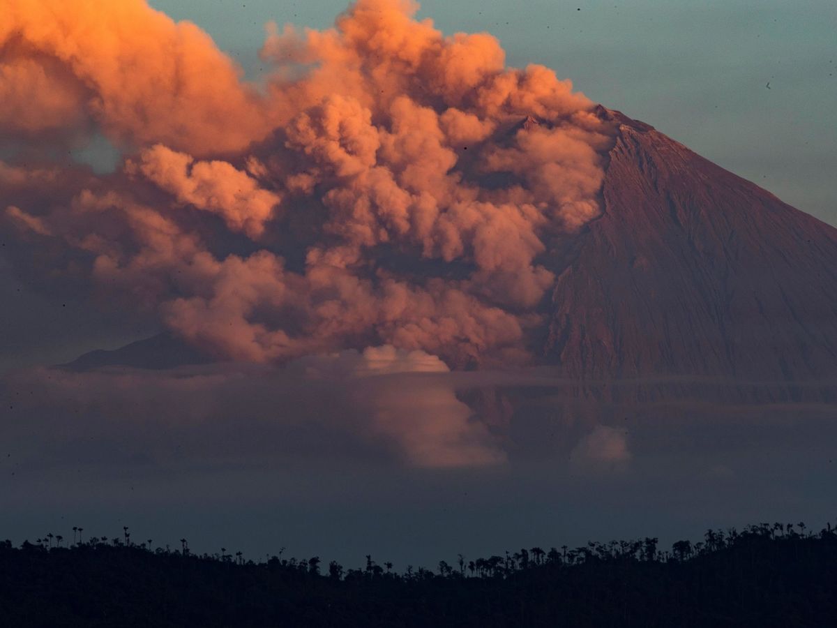 Foto: Un volcán en erupción. Foto: EFE José Jácome
