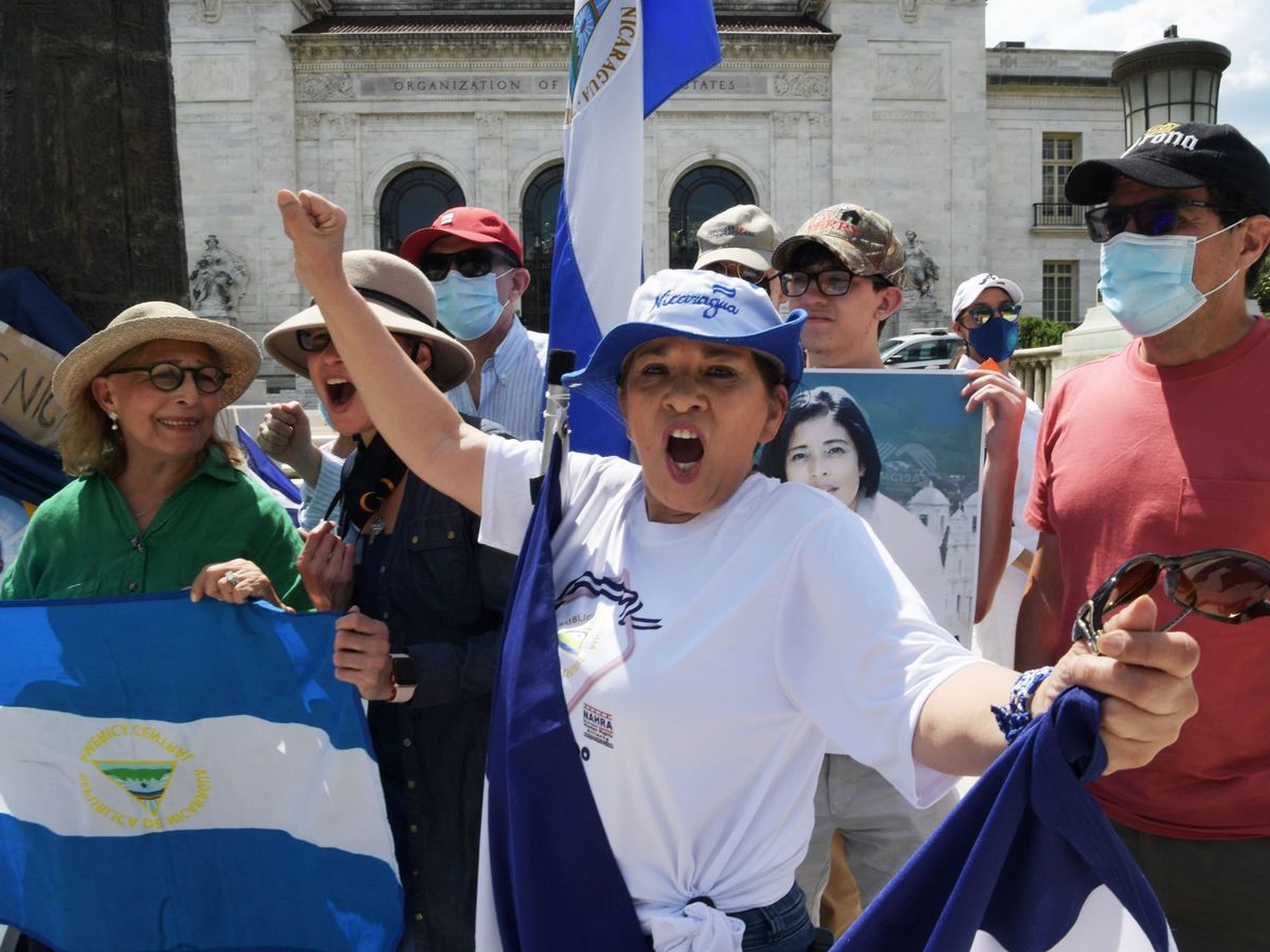 Foto: Activistas de la Coalición por la Libertad de Nicaragua realizan una manifestación frente a la sede de la Organización de Estados Americanos (OEA) en EEUU. (EFE)