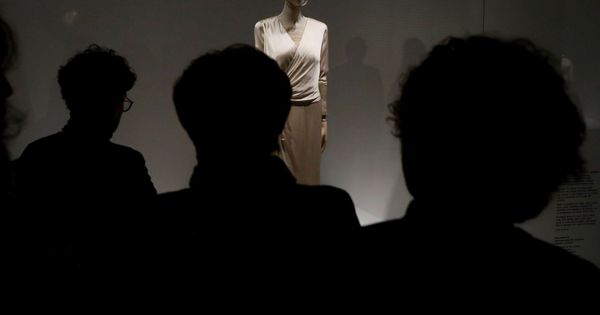 Foto: Una exposición sobre piezas de Balenciaga en el museo de Getaria dedicada a su figura. (EFE)