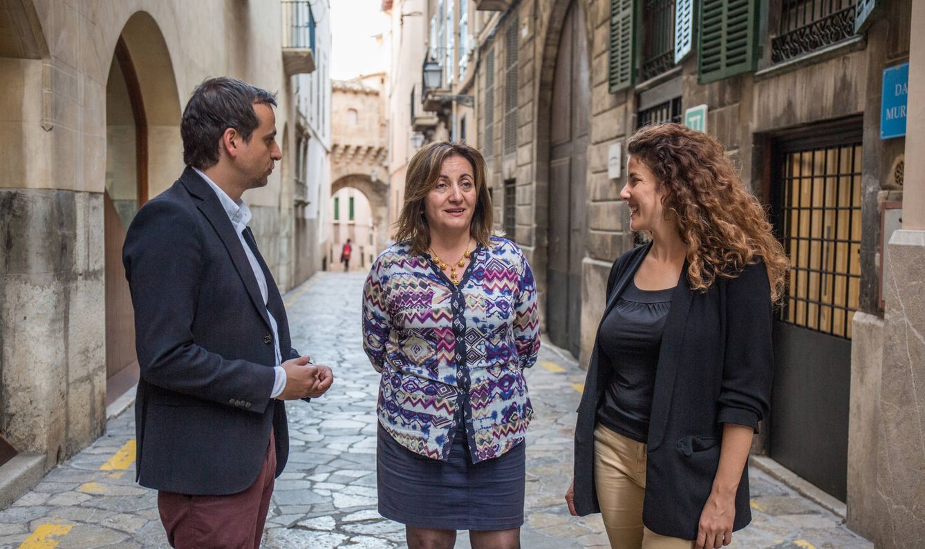 Llorenç Carrió, concejal de Cultura de Palma, Fanny Tur, consejera de Cultura, y Aina Sastre, directora de Política Lingüística del Consell. (D. B.)