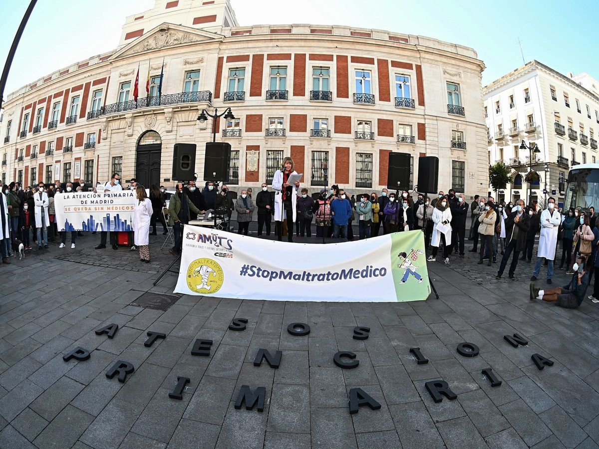 Foto: Diversos colectivos de sanitarios en una manifestación por la Atención primaria en la Puerta del Sol en Madrid, el año pasado. (EFE/Fernando Villar)