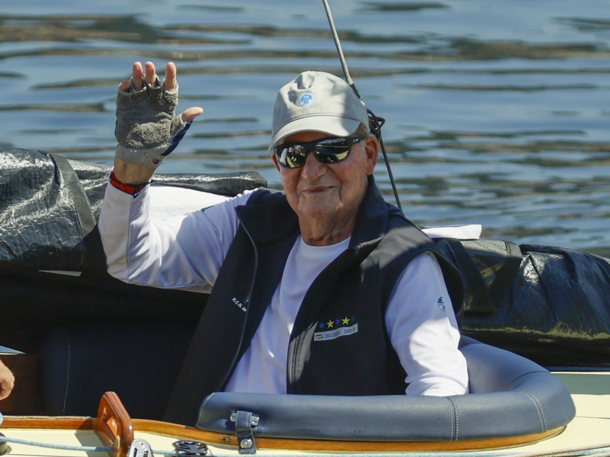 Foto: El rey Juan Carlos, navegando en Sanxenxo. (EFE/Lavandeira Jr.)