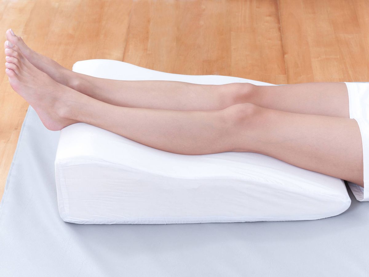 Foto: Tener los pies en alto ayuda a mejorar la circulación de la sangre (iStock)