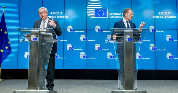 Foto: Donald Tusk (d), reelegido como presidente del Consejo Europeo, junto a Jean-Claude Juncker (izq). (EFE)