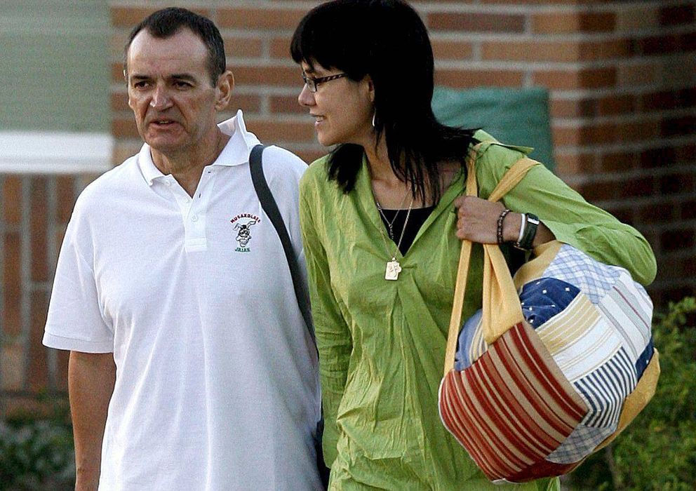 Foto: De Juana Chaos e Irati Aranzabal, cuando el primero salió de la cárcel en agosto de 2008 (EFE)