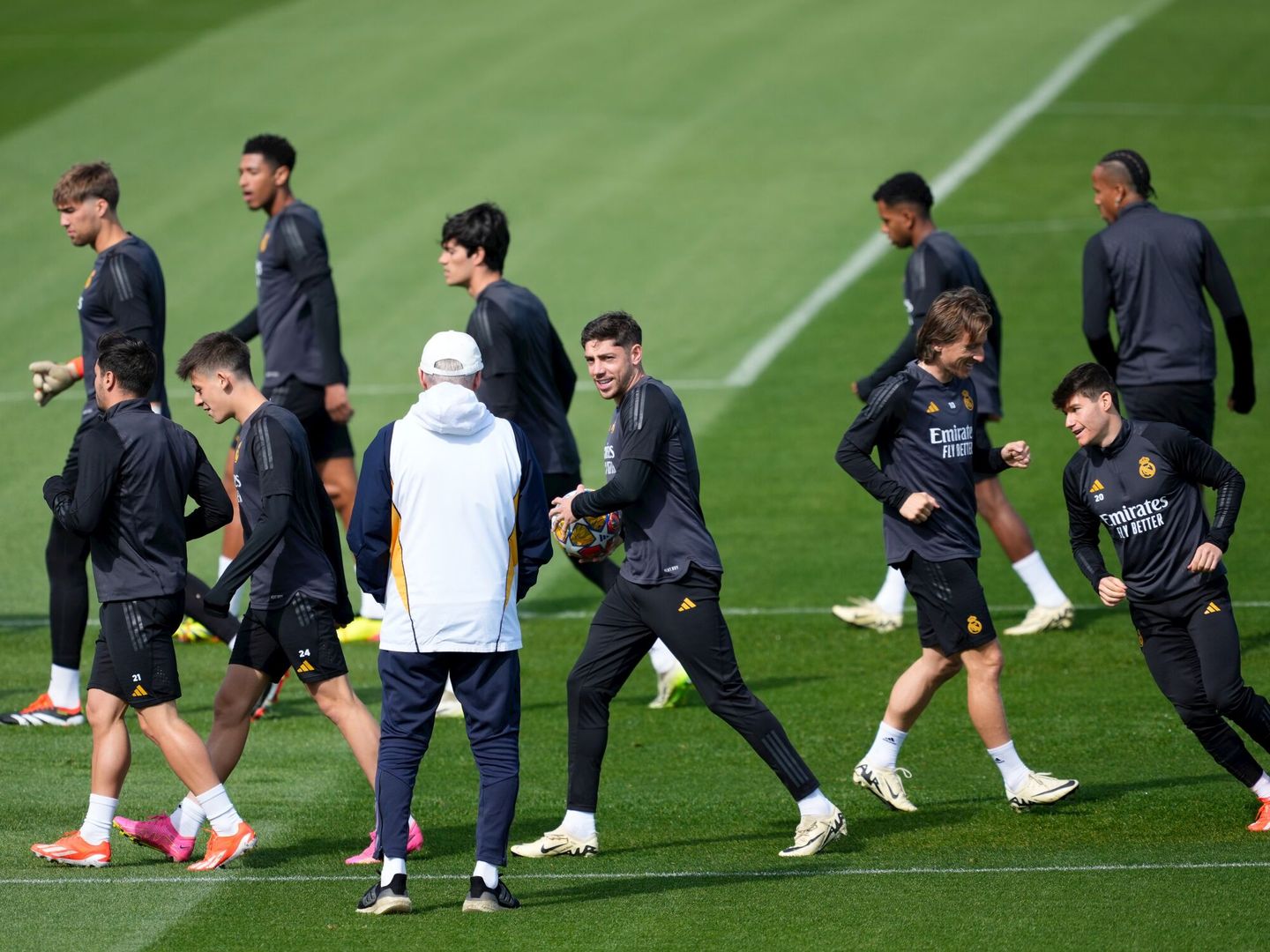 Ancelotti, con los jugadores en el entrenamiento previo al City. (AFP7)