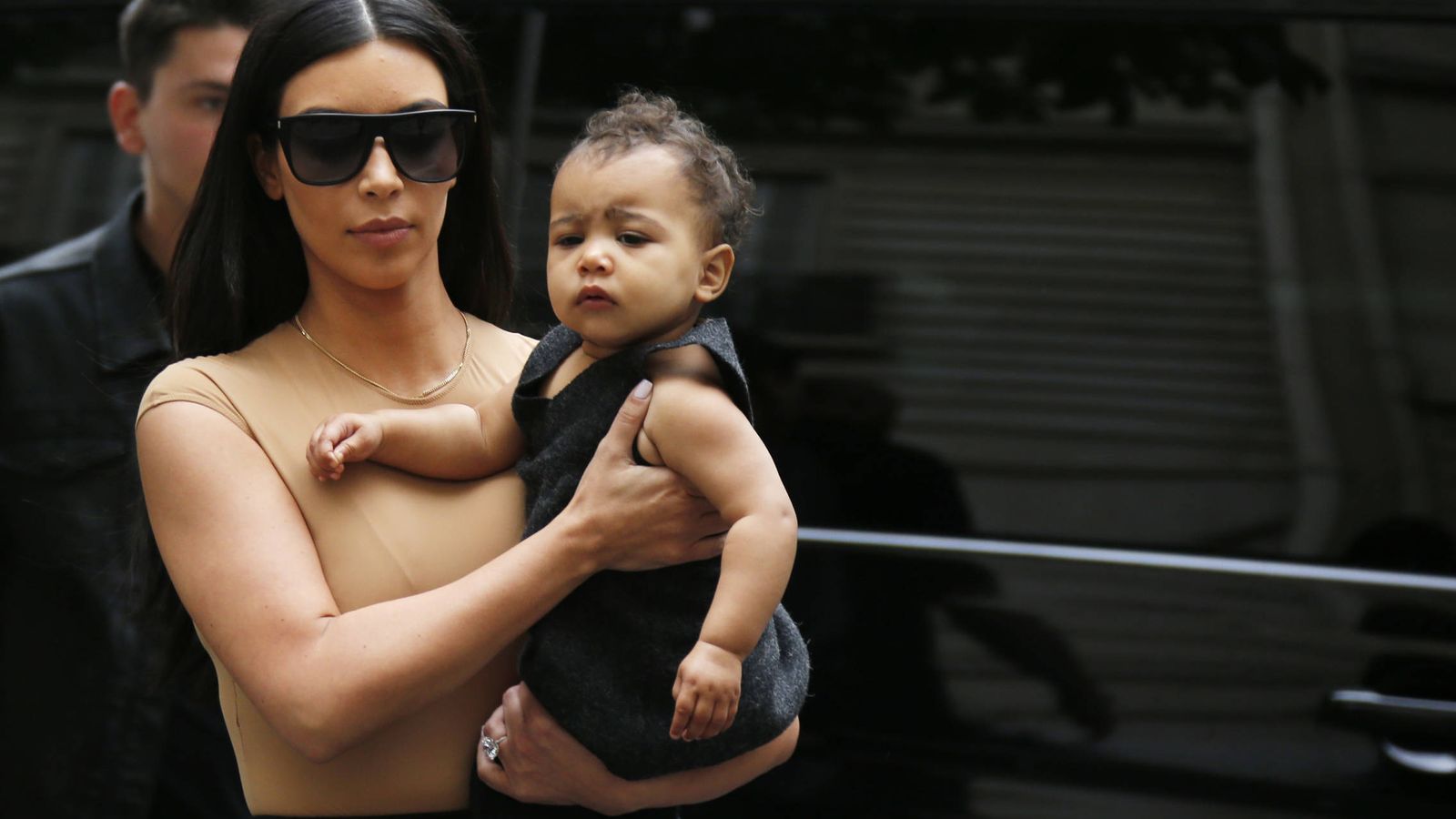 Foto: Kim Kardashian junto a su hijo North. (Reuters)